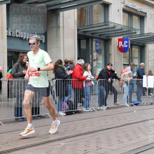 05.10.2025 - 20. swb-Marathon Bremen Strokosch-Dieckow http://msf.ph/oto/9294246 05.10.2025 12:49:57 Ziel 141, 1617, 2033, 2054, 2056, 8613, 141, 1617, 2033, 2054, 2056, 8613 meine-sportfotos.de