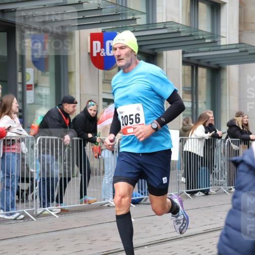 05.10.2025 - 20. swb-Marathon Bremen Strokosch-Dieckow http://msf.ph/oto/9294250 05.10.2025 12:49:58 Ziel 141, 1617, 2033, 2054, 2056, 8613, 141, 1617, 2033, 2054, 2056, 8613 meine-sportfotos.de