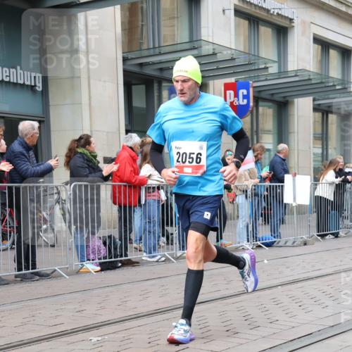 05.10.2025 - 20. swb-Marathon Bremen Strokosch-Dieckow http://msf.ph/oto/9294255 05.10.2025 12:49:58 Ziel 141, 1617, 2033, 2054, 2056, 8613, 141, 1617, 2033, 2054, 2056, 8613 meine-sportfotos.de