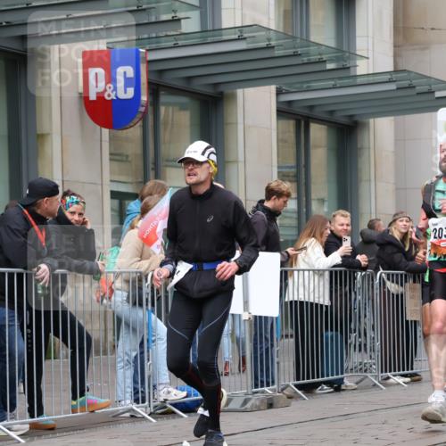 05.10.2025 - 20. swb-Marathon Bremen Strokosch-Dieckow http://msf.ph/oto/9294267 05.10.2025 12:50:19 Ziel 363, 664, 2033, 2267, 3891, 7854, 363, 664, 2033, 2267, 3891, 7854 meine-sportfotos.de