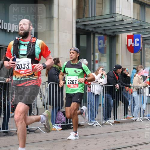 05.10.2025 - 20. swb-Marathon Bremen Strokosch-Dieckow http://msf.ph/oto/9294290 05.10.2025 12:50:21 Ziel 363, 664, 908, 2033, 2267, 3891, 7854, 363, 664, 908, 2033, 2267, 3891, 7854 meine-sportfotos.de