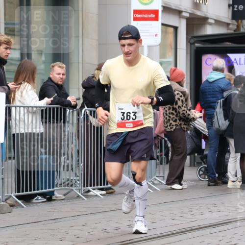 05.10.2025 - 20. swb-Marathon Bremen Strokosch-Dieckow http://msf.ph/oto/9294301 05.10.2025 12:50:23 Ziel 363, 664, 908, 2267, 3891, 7854, 363, 664, 908, 2267, 3891, 7854 meine-sportfotos.de