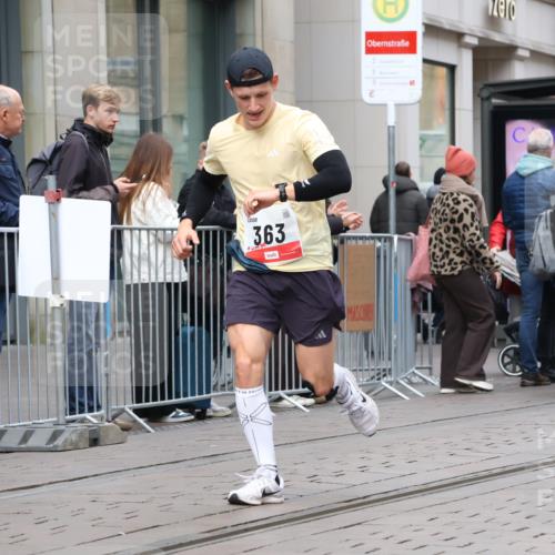 05.10.2025 - 20. swb-Marathon Bremen Strokosch-Dieckow http://msf.ph/oto/9294304 05.10.2025 12:50:23 Ziel 363, 664, 908, 2267, 3891, 7854, 363, 664, 908, 2267, 3891, 7854 meine-sportfotos.de