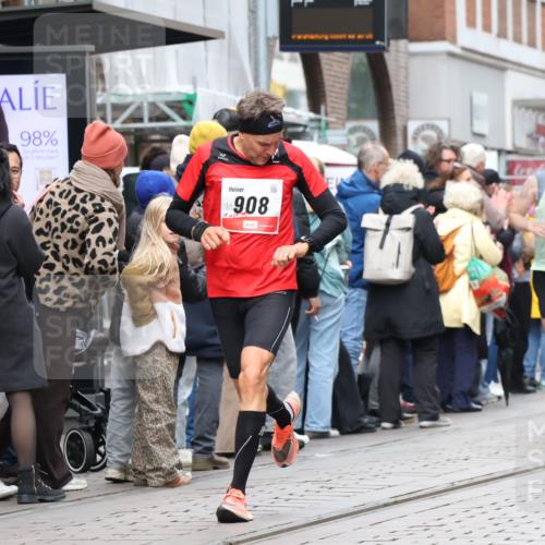 05.10.2025 - 20. swb-Marathon Bremen Strokosch-Dieckow http://msf.ph/oto/9294322 05.10.2025 12:50:35 Ziel 426, 569, 746, 908, 1063, 1070, 1928, 2253, 3198, 3891, 7854, 426, 569, 746, 908, 1063, 1070, 1928, 2253, 3198, 3891, 7854 meine-sportfotos.de