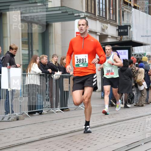 05.10.2025 - 20. swb-Marathon Bremen Strokosch-Dieckow http://msf.ph/oto/9294356 05.10.2025 12:50:39 Ziel 426, 569, 746, 908, 1063, 1070, 1372, 1928, 2253, 3198, 3891, 7854, 426, 569, 746, 908, 1063, 1070, 1372, 1928, 2253, 3198, 3891, 7854 meine-sportfotos.de