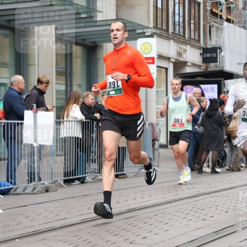 05.10.2025 - 20. swb-Marathon Bremen Strokosch-Dieckow http://msf.ph/oto/9294360 05.10.2025 12:50:39 Ziel 426, 569, 746, 908, 1063, 1070, 1372, 1928, 2253, 3198, 3891, 7854, 426, 569, 746, 908, 1063, 1070, 1372, 1928, 2253, 3198, 3891, 7854 meine-sportfotos.de
