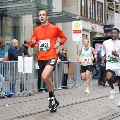 05.10.2025 - 20. swb-Marathon Bremen Strokosch-Dieckow http://msf.ph/oto/9294364 05.10.2025 12:50:39 Ziel 426, 569, 746, 908, 1063, 1070, 1372, 1928, 2253, 3198, 3891, 7854, 426, 569, 746, 908, 1063, 1070, 1372, 1928, 2253, 3198, 3891, 7854 meine-sportfotos.de