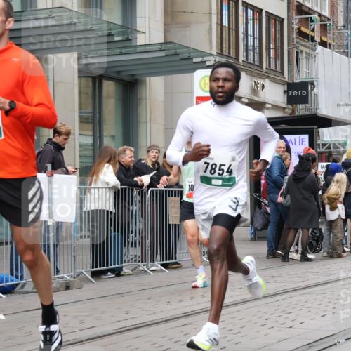 05.10.2025 - 20. swb-Marathon Bremen Strokosch-Dieckow http://msf.ph/oto/9294368 05.10.2025 12:50:40 Ziel 426, 569, 746, 908, 1063, 1070, 1372, 1928, 2253, 3198, 3891, 426, 569, 746, 908, 1063, 1070, 1372, 1928, 2253, 3198, 3891 meine-sportfotos.de