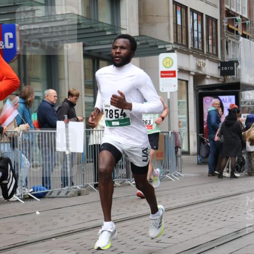 05.10.2025 - 20. swb-Marathon Bremen Strokosch-Dieckow http://msf.ph/oto/9294372 05.10.2025 12:50:40 Ziel 426, 569, 746, 908, 1063, 1070, 1372, 1928, 2253, 3198, 3891, 426, 569, 746, 908, 1063, 1070, 1372, 1928, 2253, 3198, 3891 meine-sportfotos.de