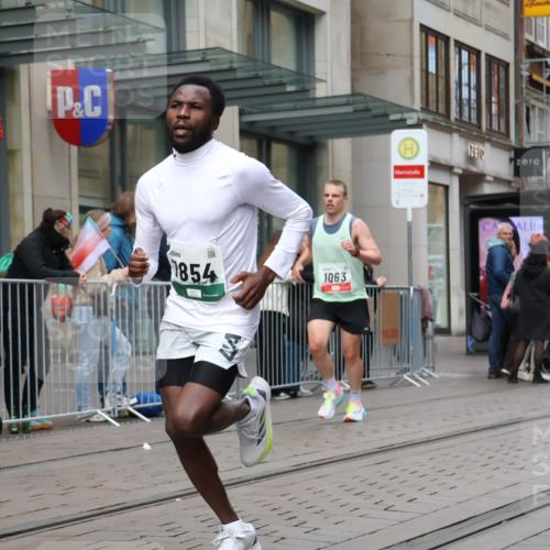 05.10.2025 - 20. swb-Marathon Bremen Strokosch-Dieckow http://msf.ph/oto/9294375 05.10.2025 12:50:40 Ziel 426, 569, 746, 908, 1063, 1070, 1372, 1928, 2253, 3198, 3891, 426, 569, 746, 908, 1063, 1070, 1372, 1928, 2253, 3198, 3891 meine-sportfotos.de