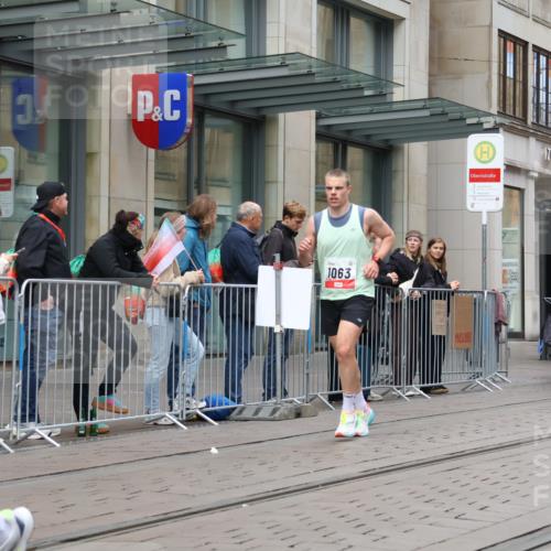05.10.2025 - 20. swb-Marathon Bremen Strokosch-Dieckow http://msf.ph/oto/9294379 05.10.2025 12:50:41 Ziel 426, 569, 746, 908, 1063, 1070, 1372, 1928, 2253, 3198, 3891, 426, 569, 746, 908, 1063, 1070, 1372, 1928, 2253, 3198, 3891 meine-sportfotos.de