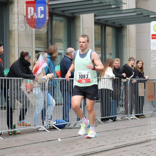 05.10.2025 - 20. swb-Marathon Bremen Strokosch-Dieckow http://msf.ph/oto/9294383 05.10.2025 12:50:41 Ziel 426, 569, 746, 908, 1063, 1070, 1372, 1928, 2253, 3198, 3891, 426, 569, 746, 908, 1063, 1070, 1372, 1928, 2253, 3198, 3891 meine-sportfotos.de