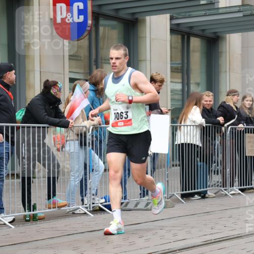05.10.2025 - 20. swb-Marathon Bremen Strokosch-Dieckow http://msf.ph/oto/9294387 05.10.2025 12:50:41 Ziel 426, 569, 746, 908, 1063, 1070, 1372, 1928, 2253, 3198, 3891, 426, 569, 746, 908, 1063, 1070, 1372, 1928, 2253, 3198, 3891 meine-sportfotos.de
