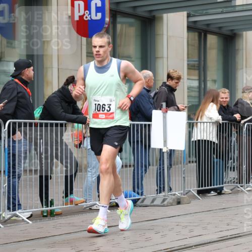 05.10.2025 - 20. swb-Marathon Bremen Strokosch-Dieckow http://msf.ph/oto/9294390 05.10.2025 12:50:41 Ziel 426, 569, 746, 908, 1063, 1070, 1372, 1928, 2253, 3198, 3891, 426, 569, 746, 908, 1063, 1070, 1372, 1928, 2253, 3198, 3891 meine-sportfotos.de