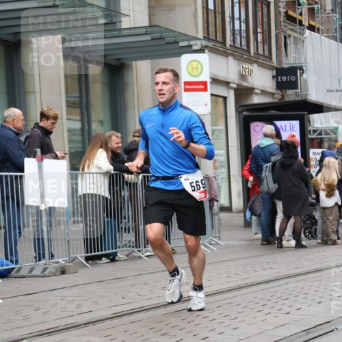 05.10.2025 - 20. swb-Marathon Bremen Strokosch-Dieckow http://msf.ph/oto/9294409 05.10.2025 12:50:44 Ziel 426, 569, 746, 908, 1063, 1070, 1372, 1928, 2253, 3198, 426, 569, 746, 908, 1063, 1070, 1372, 1928, 2253, 3198 meine-sportfotos.de