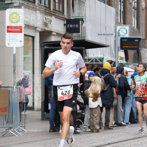 05.10.2025 - 20. swb-Marathon Bremen Strokosch-Dieckow http://msf.ph/oto/9294419 05.10.2025 12:50:45 Ziel 426, 569, 746, 908, 1063, 1070, 1372, 1928, 2253, 3198, 426, 569, 746, 908, 1063, 1070, 1372, 1928, 2253, 3198 meine-sportfotos.de
