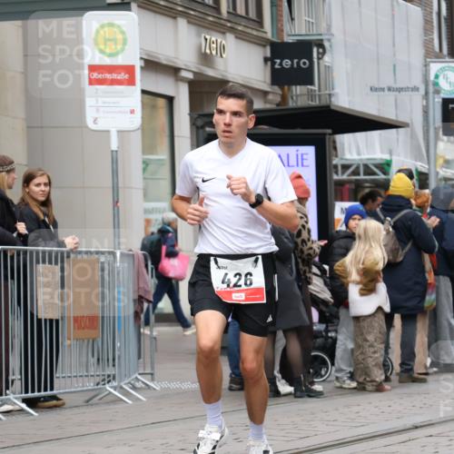 05.10.2025 - 20. swb-Marathon Bremen Strokosch-Dieckow http://msf.ph/oto/9294423 05.10.2025 12:50:46 Ziel 369, 426, 569, 746, 1063, 1070, 1372, 1928, 2253, 3198, 369, 426, 569, 746, 1063, 1070, 1372, 1928, 2253, 3198 meine-sportfotos.de