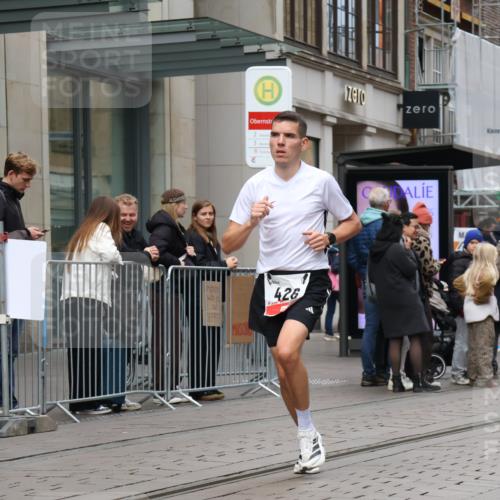 05.10.2025 - 20. swb-Marathon Bremen Strokosch-Dieckow http://msf.ph/oto/9294426 05.10.2025 12:50:46 Ziel 369, 426, 569, 746, 1063, 1070, 1372, 1928, 2253, 3198, 369, 426, 569, 746, 1063, 1070, 1372, 1928, 2253, 3198 meine-sportfotos.de