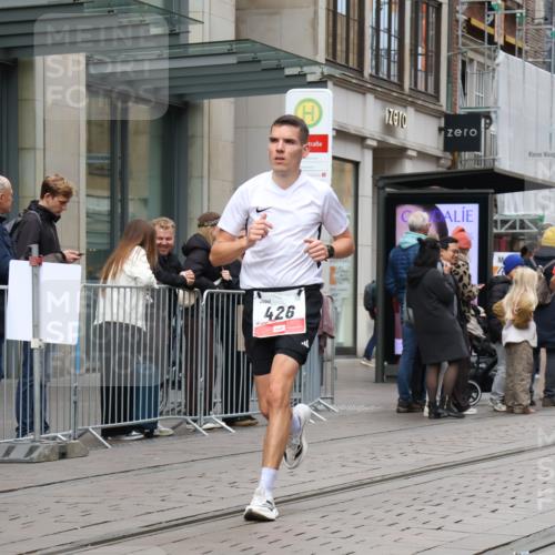 05.10.2025 - 20. swb-Marathon Bremen Strokosch-Dieckow http://msf.ph/oto/9294429 05.10.2025 12:50:46 Ziel 369, 426, 569, 746, 1063, 1070, 1372, 1928, 2253, 3198, 369, 426, 569, 746, 1063, 1070, 1372, 1928, 2253, 3198 meine-sportfotos.de