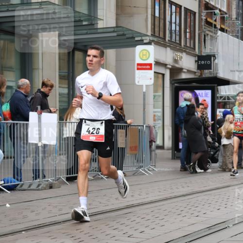 05.10.2025 - 20. swb-Marathon Bremen Strokosch-Dieckow http://msf.ph/oto/9294433 05.10.2025 12:50:46 Ziel 369, 426, 569, 746, 1063, 1070, 1372, 1928, 2253, 3198, 369, 426, 569, 746, 1063, 1070, 1372, 1928, 2253, 3198 meine-sportfotos.de