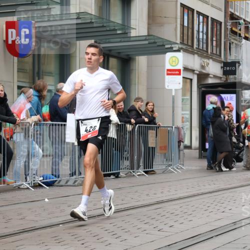 05.10.2025 - 20. swb-Marathon Bremen Strokosch-Dieckow http://msf.ph/oto/9294437 05.10.2025 12:50:47 Ziel 369, 426, 569, 746, 1063, 1070, 1372, 1928, 2253, 3198, 369, 426, 569, 746, 1063, 1070, 1372, 1928, 2253, 3198 meine-sportfotos.de