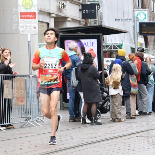 05.10.2025 - 20. swb-Marathon Bremen Strokosch-Dieckow http://msf.ph/oto/9294444 05.10.2025 12:50:48 Ziel 369, 426, 569, 746, 1063, 1070, 1372, 1928, 2253, 3198, 369, 426, 569, 746, 1063, 1070, 1372, 1928, 2253, 3198 meine-sportfotos.de