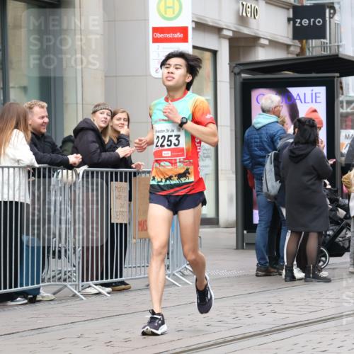 05.10.2025 - 20. swb-Marathon Bremen Strokosch-Dieckow http://msf.ph/oto/9294447 05.10.2025 12:50:48 Ziel 369, 426, 569, 746, 1063, 1070, 1372, 1928, 2253, 3198, 369, 426, 569, 746, 1063, 1070, 1372, 1928, 2253, 3198 meine-sportfotos.de