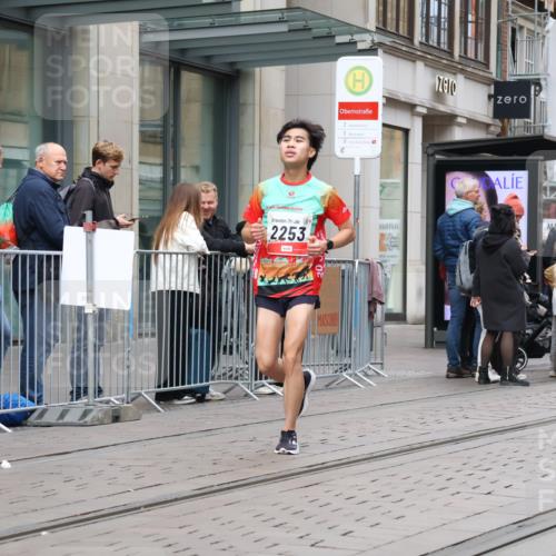 05.10.2025 - 20. swb-Marathon Bremen Strokosch-Dieckow http://msf.ph/oto/9294451 05.10.2025 12:50:49 Ziel 369, 426, 569, 746, 1063, 1070, 1372, 1928, 2253, 3198, 369, 426, 569, 746, 1063, 1070, 1372, 1928, 2253, 3198 meine-sportfotos.de