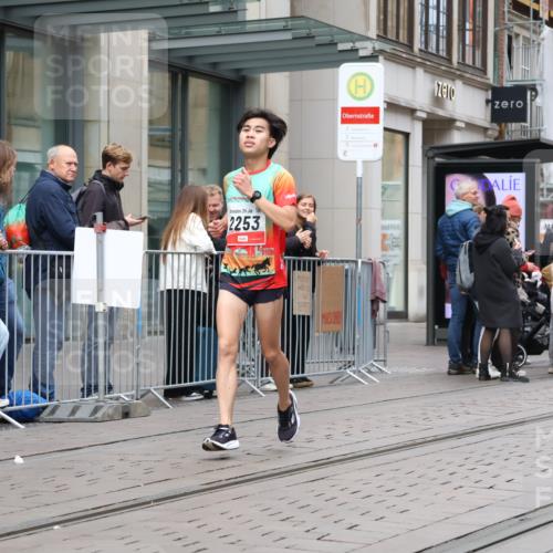 05.10.2025 - 20. swb-Marathon Bremen Strokosch-Dieckow http://msf.ph/oto/9294455 05.10.2025 12:50:49 Ziel 369, 426, 569, 746, 1063, 1070, 1372, 1928, 2253, 3198, 369, 426, 569, 746, 1063, 1070, 1372, 1928, 2253, 3198 meine-sportfotos.de