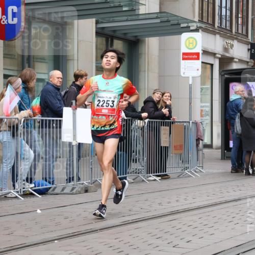 05.10.2025 - 20. swb-Marathon Bremen Strokosch-Dieckow http://msf.ph/oto/9294459 05.10.2025 12:50:49 Ziel 369, 426, 569, 746, 1063, 1070, 1372, 1928, 2253, 3198, 369, 426, 569, 746, 1063, 1070, 1372, 1928, 2253, 3198 meine-sportfotos.de