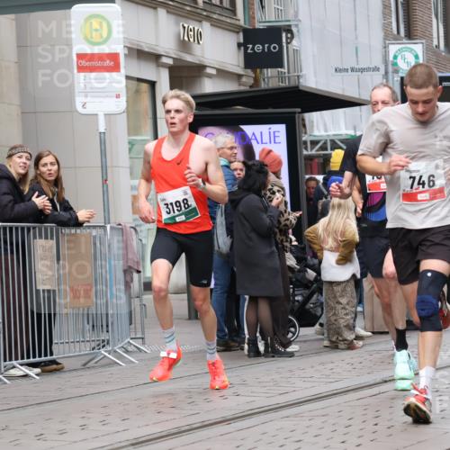 05.10.2025 - 20. swb-Marathon Bremen Strokosch-Dieckow http://msf.ph/oto/9294466 05.10.2025 12:50:50 Ziel 218, 369, 426, 569, 746, 1063, 1070, 1339, 1372, 1928, 2253, 3198, 5625, 218, 369, 426, 569, 746, 1063, 1070, 1339, 1372, 1928, 2253, 3198, 5625 meine-sportfotos.de