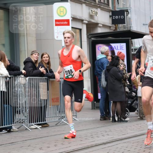 05.10.2025 - 20. swb-Marathon Bremen Strokosch-Dieckow http://msf.ph/oto/9294470 05.10.2025 12:50:50 Ziel 218, 369, 426, 569, 746, 1063, 1070, 1339, 1372, 1928, 2253, 3198, 5625, 218, 369, 426, 569, 746, 1063, 1070, 1339, 1372, 1928, 2253, 3198, 5625 meine-sportfotos.de