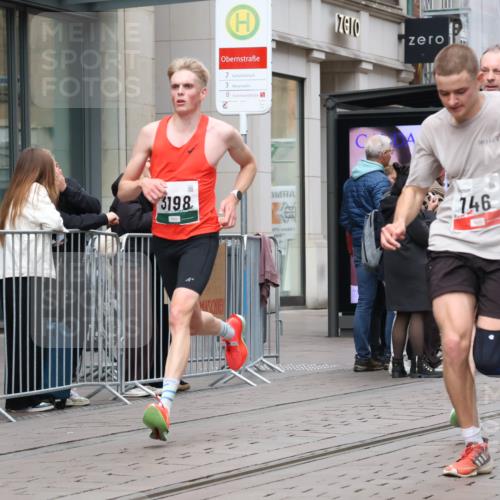 05.10.2025 - 20. swb-Marathon Bremen Strokosch-Dieckow http://msf.ph/oto/9294474 05.10.2025 12:50:51 Ziel 218, 369, 426, 569, 746, 1063, 1070, 1339, 1372, 1928, 2253, 3198, 5625, 218, 369, 426, 569, 746, 1063, 1070, 1339, 1372, 1928, 2253, 3198, 5625 meine-sportfotos.de