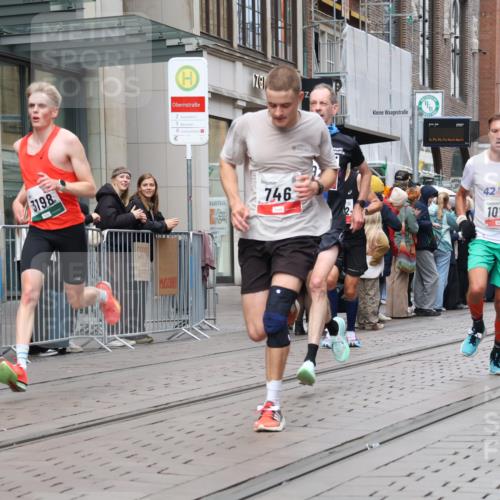 05.10.2025 - 20. swb-Marathon Bremen Strokosch-Dieckow http://msf.ph/oto/9294478 05.10.2025 12:50:51 Ziel 218, 369, 426, 569, 746, 1063, 1070, 1339, 1372, 1928, 2253, 3198, 5625, 218, 369, 426, 569, 746, 1063, 1070, 1339, 1372, 1928, 2253, 3198, 5625 meine-sportfotos.de