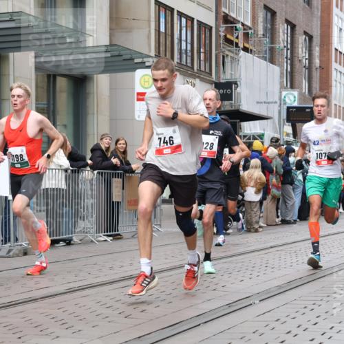05.10.2025 - 20. swb-Marathon Bremen Strokosch-Dieckow http://msf.ph/oto/9294482 05.10.2025 12:50:51 Ziel 218, 369, 426, 569, 746, 1063, 1070, 1339, 1372, 1928, 2253, 3198, 5625, 218, 369, 426, 569, 746, 1063, 1070, 1339, 1372, 1928, 2253, 3198, 5625 meine-sportfotos.de