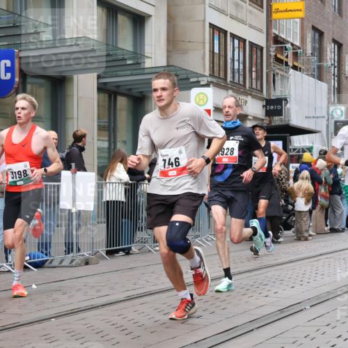 05.10.2025 - 20. swb-Marathon Bremen Strokosch-Dieckow http://msf.ph/oto/9294486 05.10.2025 12:50:51 Ziel 218, 369, 426, 569, 746, 1063, 1070, 1339, 1372, 1928, 2253, 3198, 5625, 218, 369, 426, 569, 746, 1063, 1070, 1339, 1372, 1928, 2253, 3198, 5625 meine-sportfotos.de