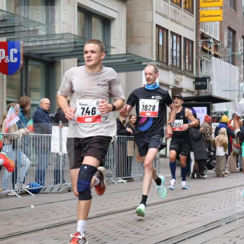 05.10.2025 - 20. swb-Marathon Bremen Strokosch-Dieckow http://msf.ph/oto/9294490 05.10.2025 12:50:52 Ziel 218, 369, 426, 746, 1063, 1070, 1339, 1372, 1928, 2253, 3198, 5625, 218, 369, 426, 746, 1063, 1070, 1339, 1372, 1928, 2253, 3198, 5625 meine-sportfotos.de