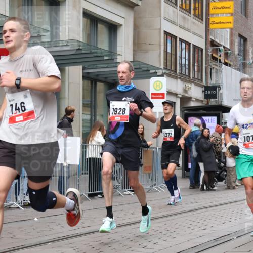 05.10.2025 - 20. swb-Marathon Bremen Strokosch-Dieckow http://msf.ph/oto/9294492 05.10.2025 12:50:52 Ziel 218, 369, 426, 746, 1063, 1070, 1339, 1372, 1928, 2253, 3198, 5625, 218, 369, 426, 746, 1063, 1070, 1339, 1372, 1928, 2253, 3198, 5625 meine-sportfotos.de