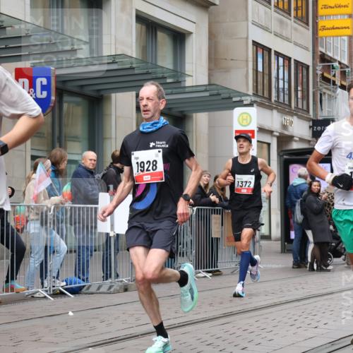 05.10.2025 - 20. swb-Marathon Bremen Strokosch-Dieckow http://msf.ph/oto/9294495 05.10.2025 12:50:52 Ziel 218, 369, 426, 746, 1063, 1070, 1339, 1372, 1928, 2253, 3198, 5625, 218, 369, 426, 746, 1063, 1070, 1339, 1372, 1928, 2253, 3198, 5625 meine-sportfotos.de