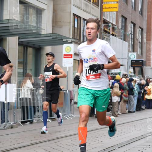 05.10.2025 - 20. swb-Marathon Bremen Strokosch-Dieckow http://msf.ph/oto/9294500 05.10.2025 12:50:53 Ziel 218, 369, 426, 746, 1063, 1070, 1339, 1372, 1928, 2253, 3198, 5625, 218, 369, 426, 746, 1063, 1070, 1339, 1372, 1928, 2253, 3198, 5625 meine-sportfotos.de