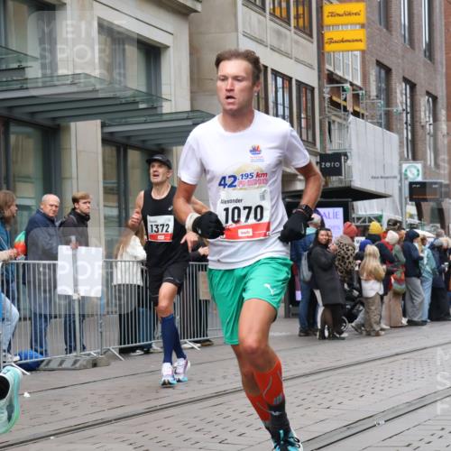 05.10.2025 - 20. swb-Marathon Bremen Strokosch-Dieckow http://msf.ph/oto/9294504 05.10.2025 12:50:53 Ziel 218, 369, 426, 746, 1063, 1070, 1339, 1372, 1928, 2253, 3198, 5625, 218, 369, 426, 746, 1063, 1070, 1339, 1372, 1928, 2253, 3198, 5625 meine-sportfotos.de