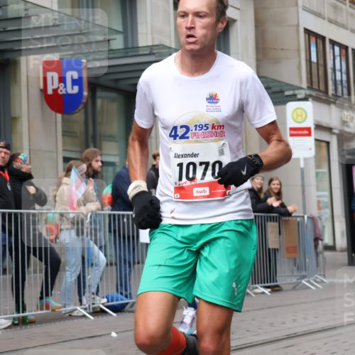 05.10.2025 - 20. swb-Marathon Bremen Strokosch-Dieckow http://msf.ph/oto/9294507 05.10.2025 12:50:53 Ziel 218, 369, 426, 746, 1063, 1070, 1339, 1372, 1928, 2253, 3198, 5625, 218, 369, 426, 746, 1063, 1070, 1339, 1372, 1928, 2253, 3198, 5625 meine-sportfotos.de