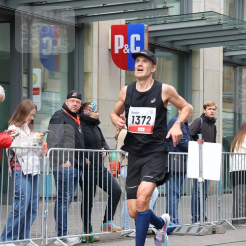 05.10.2025 - 20. swb-Marathon Bremen Strokosch-Dieckow http://msf.ph/oto/9294515 05.10.2025 12:50:54 Ziel 218, 369, 426, 746, 1070, 1339, 1372, 1928, 2253, 3198, 5625, 218, 369, 426, 746, 1070, 1339, 1372, 1928, 2253, 3198, 5625 meine-sportfotos.de
