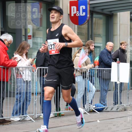 05.10.2025 - 20. swb-Marathon Bremen Strokosch-Dieckow http://msf.ph/oto/9294519 05.10.2025 12:50:54 Ziel 218, 369, 426, 746, 1070, 1339, 1372, 1928, 2253, 3198, 5625, 218, 369, 426, 746, 1070, 1339, 1372, 1928, 2253, 3198, 5625 meine-sportfotos.de