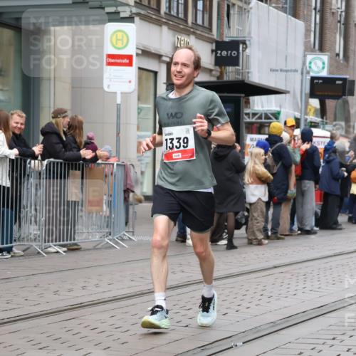 05.10.2025 - 20. swb-Marathon Bremen Strokosch-Dieckow http://msf.ph/oto/9294553 05.10.2025 12:51:09 Ziel 218, 369, 938, 1339, 1494, 1814, 1913, 5625, 8099, 218, 369, 938, 1339, 1494, 1814, 1913, 5625, 8099 meine-sportfotos.de