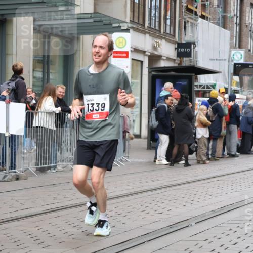 05.10.2025 - 20. swb-Marathon Bremen Strokosch-Dieckow http://msf.ph/oto/9294559 05.10.2025 12:51:09 Ziel 218, 369, 938, 1339, 1494, 1814, 1913, 5625, 8099, 218, 369, 938, 1339, 1494, 1814, 1913, 5625, 8099 meine-sportfotos.de