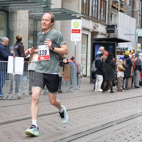 05.10.2025 - 20. swb-Marathon Bremen Strokosch-Dieckow http://msf.ph/oto/9294563 05.10.2025 12:51:09 Ziel 218, 369, 938, 1339, 1494, 1814, 1913, 5625, 8099, 218, 369, 938, 1339, 1494, 1814, 1913, 5625, 8099 meine-sportfotos.de