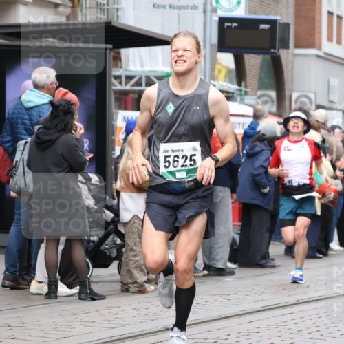 05.10.2025 - 20. swb-Marathon Bremen Strokosch-Dieckow http://msf.ph/oto/9294566 05.10.2025 12:51:10 Ziel 218, 369, 938, 1339, 1494, 1814, 1913, 5582, 5625, 8099, 218, 369, 938, 1339, 1494, 1814, 1913, 5582, 5625, 8099 meine-sportfotos.de