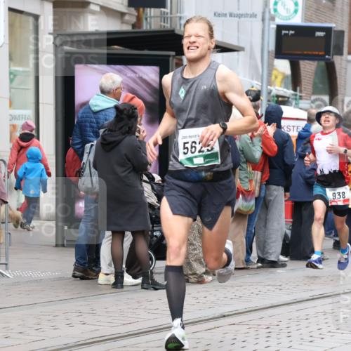 05.10.2025 - 20. swb-Marathon Bremen Strokosch-Dieckow http://msf.ph/oto/9294570 05.10.2025 12:51:11 Ziel 218, 369, 938, 1339, 1494, 1814, 1913, 5582, 5625, 8099, 218, 369, 938, 1339, 1494, 1814, 1913, 5582, 5625, 8099 meine-sportfotos.de