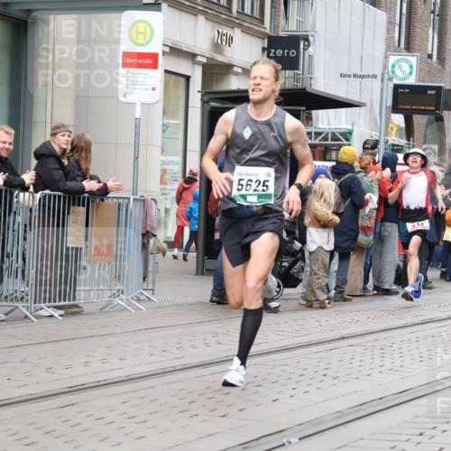 05.10.2025 - 20. swb-Marathon Bremen Strokosch-Dieckow http://msf.ph/oto/9294574 05.10.2025 12:51:11 Ziel 218, 369, 938, 1339, 1494, 1814, 1913, 5582, 5625, 8099, 218, 369, 938, 1339, 1494, 1814, 1913, 5582, 5625, 8099 meine-sportfotos.de